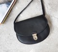 Saddle Bag Midi Click, skórzana czarna torebka damska